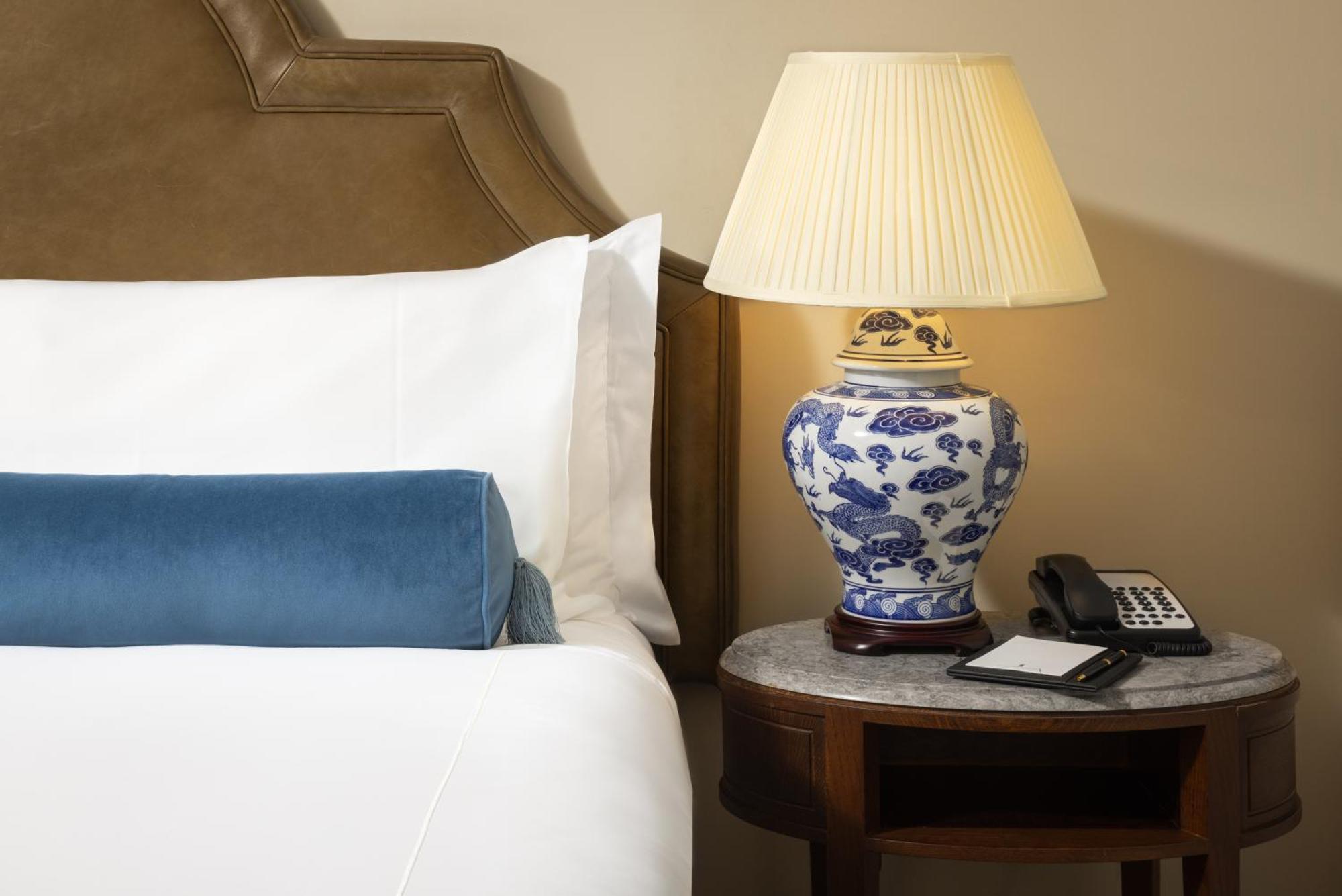 カールトン・ハウス・ホテル メイヌース エクステリア 写真 A lampshade
