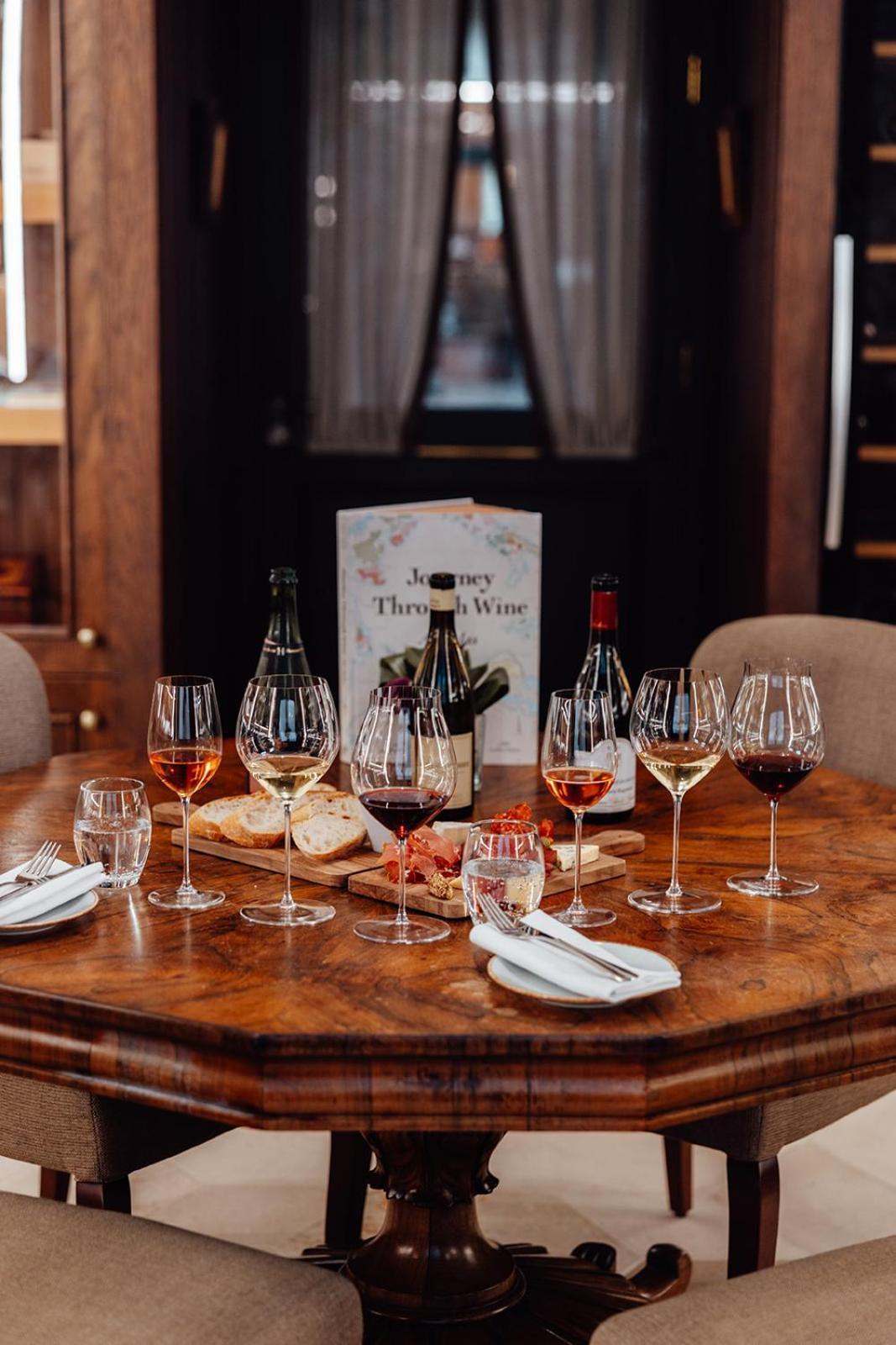 カールトン・ハウス・ホテル メイヌース エクステリア 写真 Wine tasting at the Three Wine