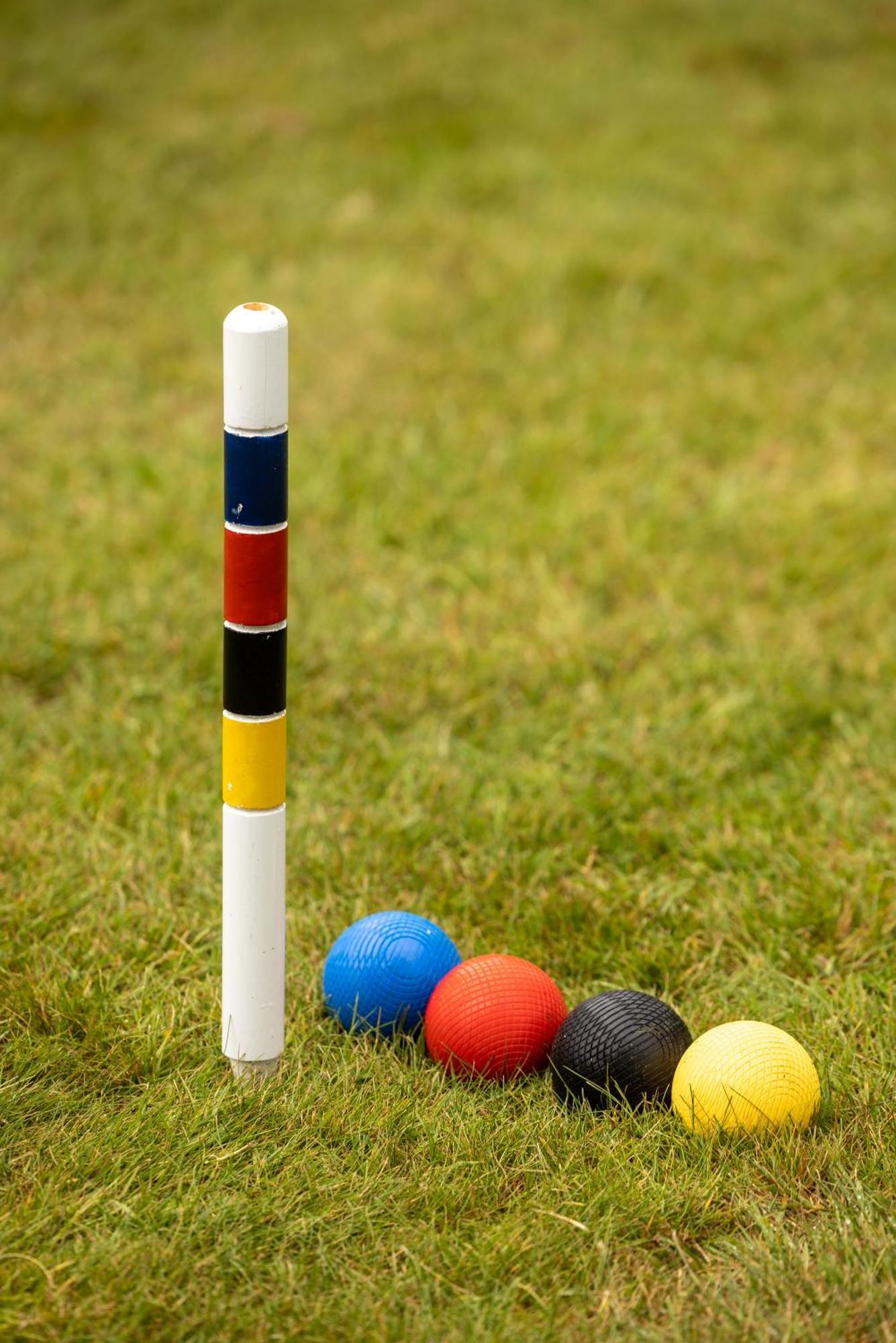 カールトン・ハウス・ホテル メイヌース エクステリア 写真 A croquet mallet and balls