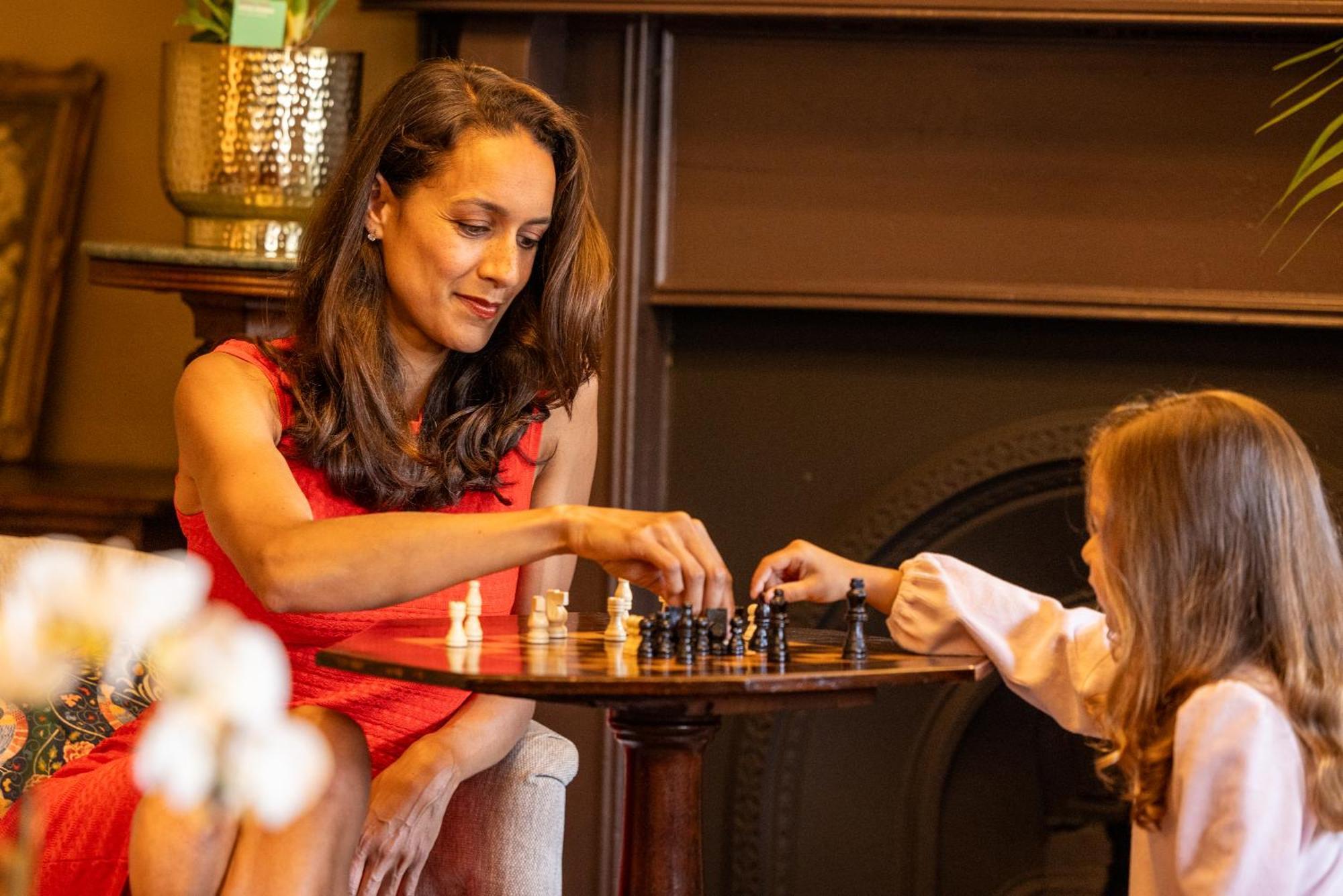 カールトン・ハウス・ホテル メイヌース エクステリア 写真 A woman playing chess with her daughter