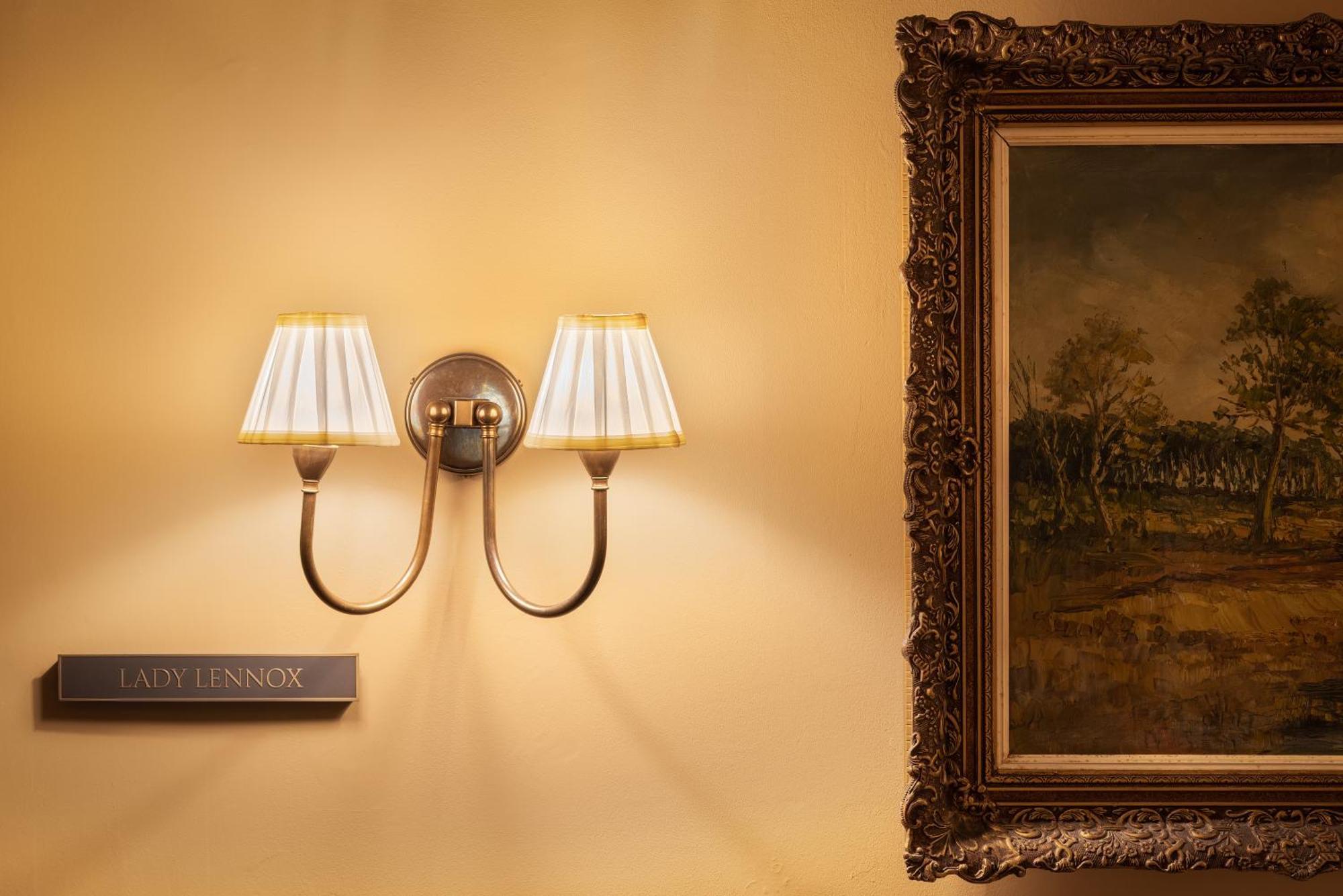 カールトン・ハウス・ホテル メイヌース エクステリア 写真 A wall light